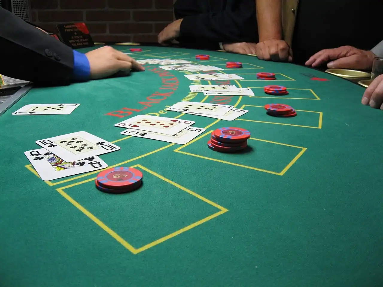 Blackjack-Tisch mit Karten und Casino-Chips