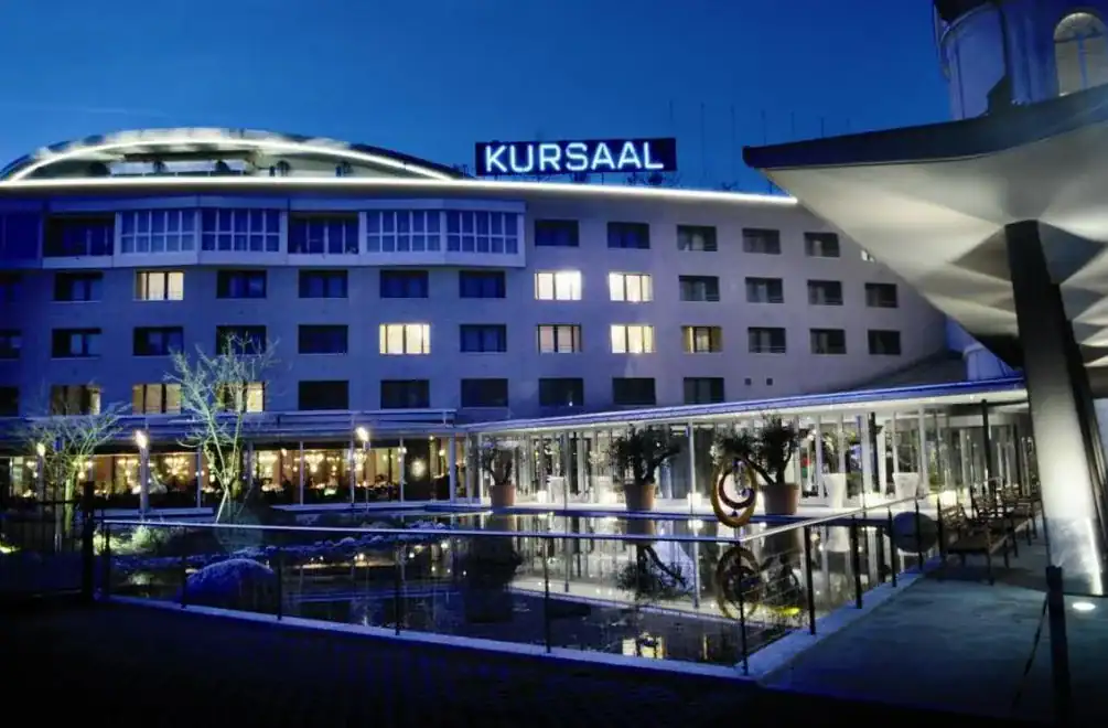 Le Kursaal Bern illuminé de nuit, qui abrite le Grand Casino Bern