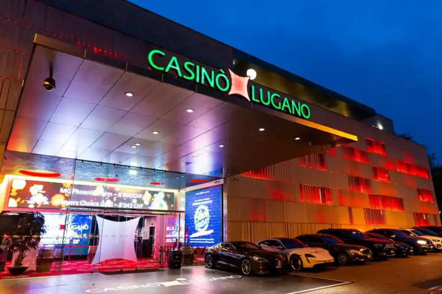 Façade du Casinò Lugano illuminée en soirée, dans le centre-ville de Lugano