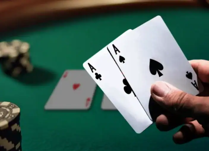 Ein Paar Asse auf der Hand beim Poker Ein Paar Asse auf der Hand beim Poker